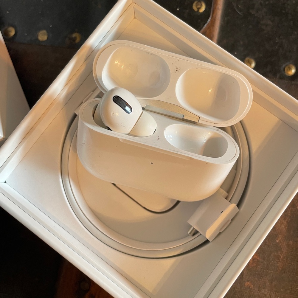 Apple AirPods Pro (1st Generation) with MagSafe Charging Case